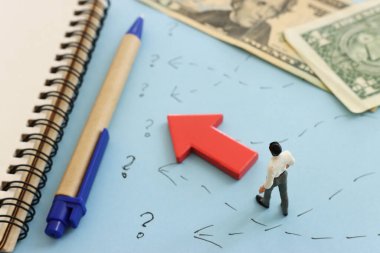 Para banknotlarına bakan kişinin resmi. İş, finans ve planlama fikri