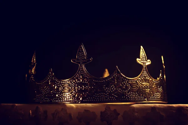Niski Klucz Obraz Pięknej Królowej Lub Korony Króla Nad Drewnianym — Zdjęcie stockowe