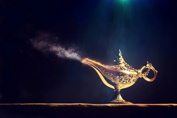 Immagine Magica Lampada Aladino Misteriosa Con Scintillio Scintillante Fumo Sfondo — Foto Stock