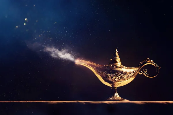 Изображение Волшебной Таинственной Лампы Аладдина Блестками Сверкающего Дыма Черном Фоне — стоковое фото