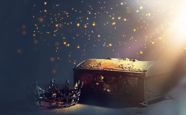木製のテーブルと暗い背景に光と神秘的な魔法の宝箱のイメージ — ストック写真
