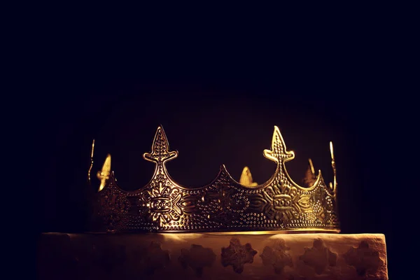Nízký Klíčový Obraz Krásné Královny Nebo Krále Koruny Nad Dřevěným — Stock fotografie