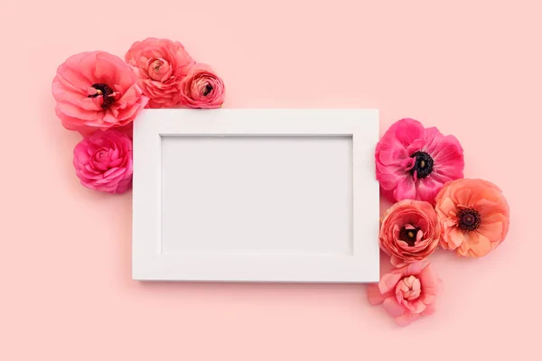 Vista Dall Alto Fiori Rosa Bianco Cornice Vuota Legno Sfondo — Foto Stock
