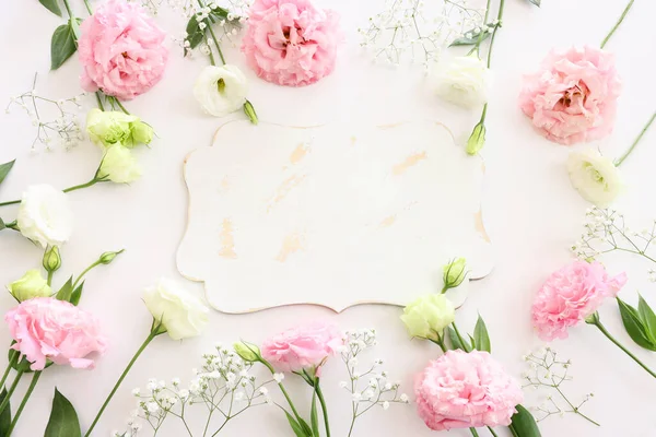 Top View Image Pink Flowers Composition Empty Board White Background — Stock Photo, Image