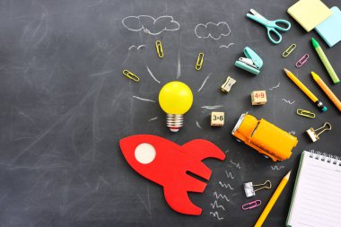 Okul konseptine geri dönelim. Roket, otobüs ve kalemler sınıf tahtasının üzerinde. Üst görünüm