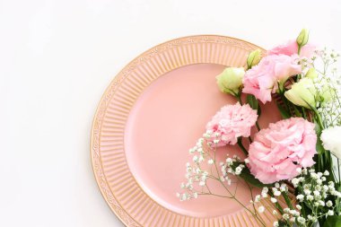 Beyaz arkaplanda pembe çiçeklerin üst görünümü