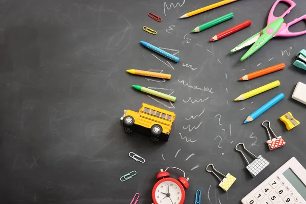 学校コンセプトに戻る 教室の黒板の上に バスと鉛筆がある トップビュー — ストック写真