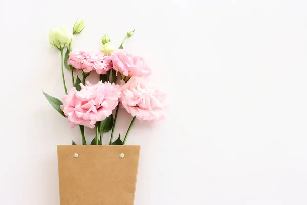 Imagen Vista Superior Composición Flores Rosadas Sobre Fondo Blanco — Foto de Stock