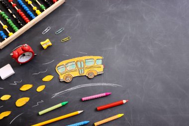 Okul konseptine geri dönelim. Otobüs ve kalemler karatahtanın üzerinde. Üst görünüm