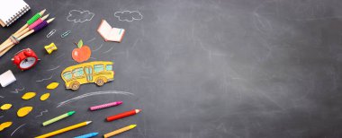 Okul konseptine geri dönelim. Otobüs ve kalemler karatahtanın üzerinde. Üst görünüm