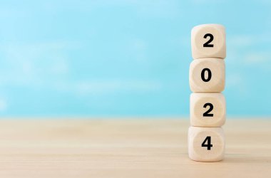 Metni 2024 olan tahta küplerin görüntüsü