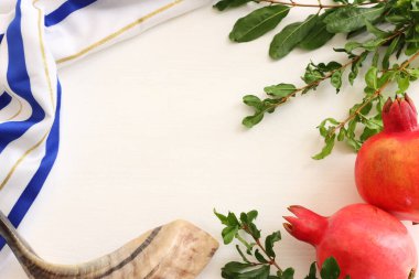 Dini imge (boynuz) ve nar beyaz dua talitesinde. Rosh hashanah (Yahudi Yeni Yıl Tatili), Şabat ve Yom kippur kavramı