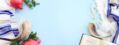 Dini imge (boynuz) ve nar beyaz dua talitesinde. Rosh hashanah (Yahudi Yeni Yıl Tatili), Şabat ve Yom kippur kavramı