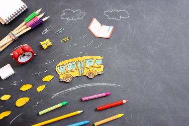 Okul konseptine geri dönelim. Otobüs ve kalemler karatahtanın üzerinde. Üst görünüm