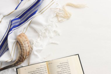 Beyaz dua talitesinde Shofar 'ın (boynuz) dini görüntüsü. Rosh hashanah (Yahudi Yeni Yıl Tatili), Şabat ve Yom kippur kavramı