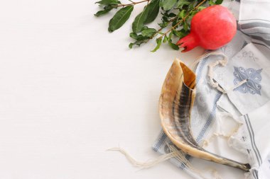 Dini imge (boynuz) ve nar beyaz dua talitesinde. Rosh hashanah (Yahudi Yeni Yıl Tatili), Şabat ve Yom kippur kavramı