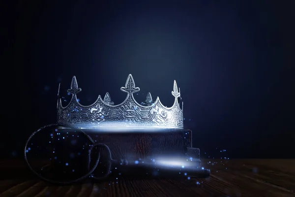 Низкий Ключевой Образ Красивой Королевы Королевской Короны Над Антикварной Книгой — стоковое фото