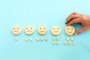 Beş yıldızlı bir hedef belirlemenin konsepti. Derecelendirme, sıralama, değerlendirme ve sınıflandırma fikrini yükselt