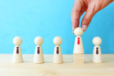 Ahşap figürler, insan kaynakları, liderlik ve yönetim kavramının iş imajı