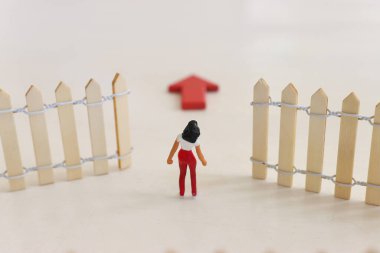 Kendini engelleyen çitlerden kurtulan bir kadının görüntüsü.