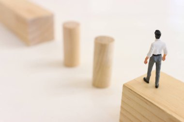 Engellerin üzerinden atlayarak diğer tarafa geçmesi gereken bir adamın görüntüsünü kavra.