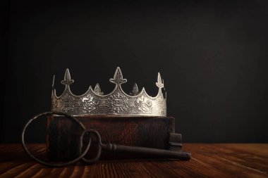 Güzel kraliçenin ya da kralın antika kitaptaki gösterişsiz resmi. Eski model filtrelenmiş. fantezi ortaçağ dönemi