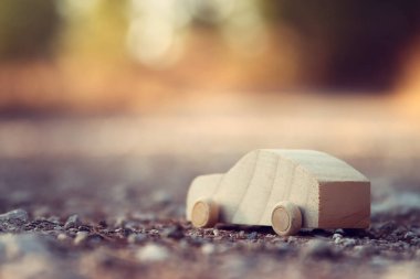 Günbatımında ormandaki ahşap arabanın nostaljik ve büyülü görüntüsü.