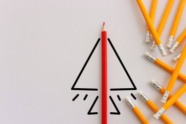 Kağıt beyaz arkaplan üzerinde kalem imgesini roket metaforu olarak algıla