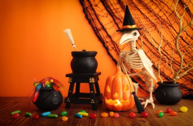 Cadılar Bayramı 'nın resmi. balkabağı ve kuş iskeleti ahşap masanın üzerinde