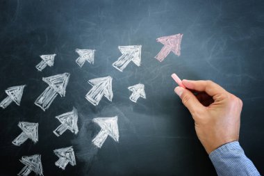 Karatahta ve okların üst görünümü. Liderlik ve takım çalışması kavramı