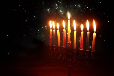 Menorah (geleneksel şamdan) ve mumlarla Yahudi bayramı Hanuka arkaplanının dini görüntüsü