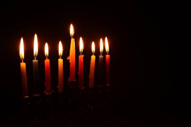 Menorah (geleneksel şamdan) ve mumlarla Yahudi bayramı Hanuka arkaplanının dini görüntüsü