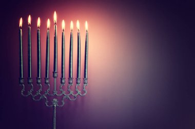 Menorah (geleneksel şamdan) ve mumlarla Yahudi bayramı Hanuka arkaplanının dini görüntüsü