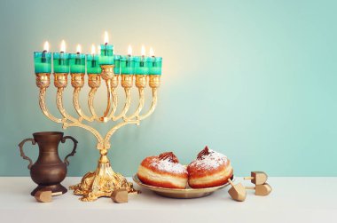 Menorah (geleneksel şamdan) ve mumlarla Yahudi bayramı Hanuka arkaplanının dini görüntüsü
