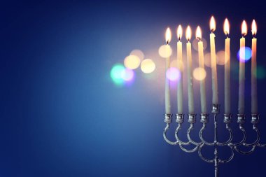 Menorah (geleneksel şamdan) ve mumlarla Yahudi bayramı Hanuka arkaplanının dini görüntüsü