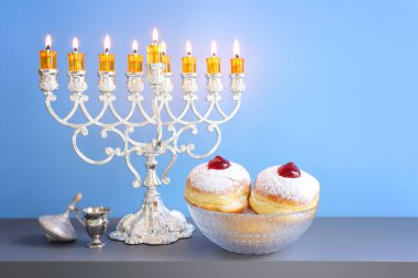 Menorah (geleneksel şamdan) ve mumlarla Yahudi bayramı Hanuka arkaplanının dini görüntüsü