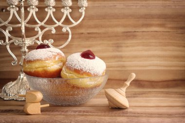 Menorah (geleneksel şamdan) ile Yahudi bayramı Hanuka arkaplan resmi)