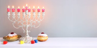 Menorah (geleneksel şamdan) ve mumlarla Yahudi bayramı Hanuka arkaplanının dini görüntüsü