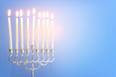 Menorah (geleneksel şamdan) ve mumlarla Yahudi bayramı Hanuka arkaplanının dini görüntüsü