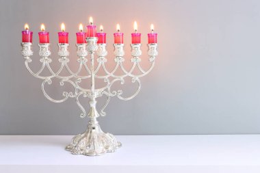 Menorah (geleneksel şamdan) ve mumlarla Yahudi bayramı Hanuka arkaplanının dini görüntüsü