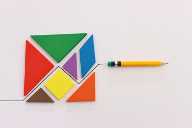 Beyaz arkaplan ve kalem üzerindeki renkli bulmaca