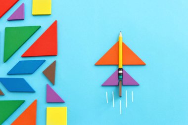 Uçak metaforundaki kurşun kalem görüntüsü. Liderlik ve eğitim fikri