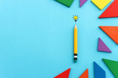 Eğitim konsepti imajı. Kağıt arkaplanda kalem ve ampul metaforu