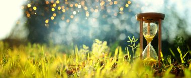 Doğada kum saati. Ekoloji, zaman ve dünyayı koruma fikri.