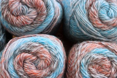 mavi ve kahverengi sıcak ve rahat yün yumakları