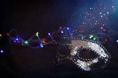 Siyah arka planda zarif ve narin Venedik maskesi fotoğrafı