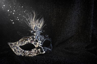 Siyah arka planda zarif ve narin Venedik maskesi fotoğrafı