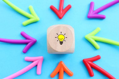 Eğitim ve insan kaynakları konsepti imajı. Yaratıcı fikir, ampul metaforu