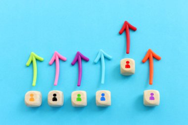 İnsanların simgeleriyle ok ve küp şeklinde. Liderlik ve büyüme kavramı