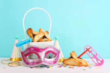 Purim bayramı konsepti (Yahudi karnavalı bayramı). Masanın üzerinde Hamantaschen kurabiyeleri